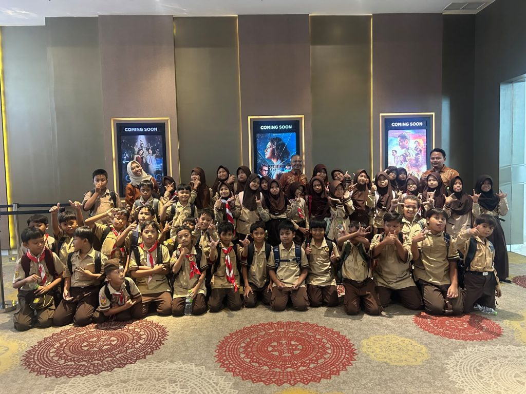 Lensa Sinema: Belajar dari Layar Lebar, Siswa SDN Sukadamai 1 Saksikan Film Bertema Pramuka
